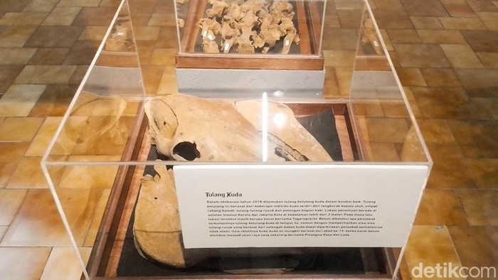 Melihat Artefak Zaman Belanda di Pameran 'Jakarta dari Bawah Tanah' Artefak-artefak zaman Belanda ditemukan pada saat proyek penggalian pembangunan MRT phase 2A. Artefak seperti rel trem, blok kontrol, pipa air hingga keramik-keramik ditemukan oleh tim arkeolog.