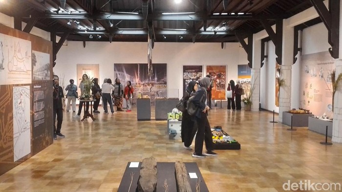Melihat Artefak Zaman Belanda di Pameran 'Jakarta dari Bawah Tanah' Artefak-artefak zaman Belanda ditemukan pada saat proyek penggalian pembangunan MRT phase 2A. Artefak seperti rel trem, blok kontrol, pipa air hingga keramik-keramik ditemukan oleh tim arkeolog.