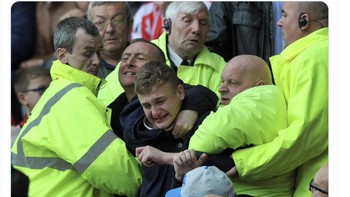 Pemandangan di Old Trafford di mana fans harus ditahan agar menonton sampai akhir. Foto: X.com