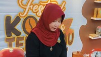Kafe yang jadi satu dengan tempat hunian pemiliknya ini memiliki andalan utama, yakni segala macam rasa kopi dan susu rempah.