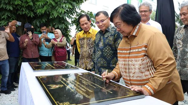 Menteri LHK Siti Nurbaya Bakar meresmikan Taman Ekoriparian UMRI dan Unilak di Pekanbaru