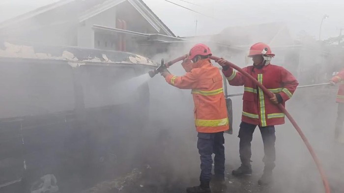 Minibus angkut BBM dalam jeriken terbakar di Lampung Selatan.