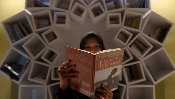 Mitigasi Bencana Lewat Pameran Lukisan di Museum Tsunami Aceh Pengunjung menikmati lukisan siluet