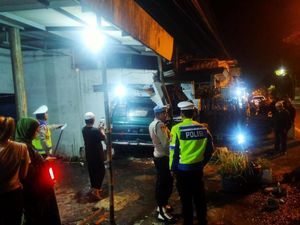 Toyota Kijang Seruduk Rumah Warga di Malang, Sopir Diduga Ngantuk