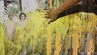 Sejumlah pegiat anti korupsi ICW, melempar bubuk cat warna ke spanduk foto keluarga Joko Widodo (Jokowi) saat berunjuk rasa terkait politik dinasti dan darurat korupsi di Gedung KPK, Jakarta, Senin (30/9/2024).