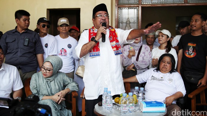 Calon Wakil Gubernur (cawagub) Jakarta, Rano Karno, menangis saat mendatangi rumah kerabatnya di Bukit Duri, Tebet, Jakarta Selatan, Senin (30/9/2024). Dia merasa terharu saat mengenang Engkong Zen, tetangga semasa dirinya kecil yang dianggap sebagai kakeknya sendiri.