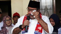 Rano menangis saat mendatangi rumah kerabatnya di Bukit Duri, Tebet, Jakarta Selatan, Senin (30/9/2024).