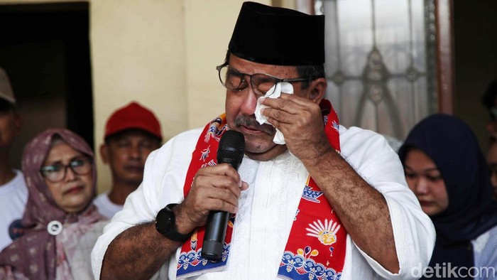 Momen Rano Karno Menangis di Bukit Duri Calon Wakil Gubernur (cawagub) Jakarta, Rano Karno, menangis saat mendatangi rumah kerabatnya di Bukit Duri, Tebet, Jakarta Selatan, Senin (30/9/2024). Dia merasa terharu saat mengenang Engkong Zen, tetangga semasa dirinya kecil yang dianggap sebagai kakeknya sendiri.