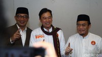 RIDO juga berfoto bersama anggota DPRD dari parpol pengusung.