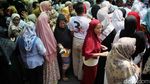 Potret Warga Berebut Minyak Murah di Kampanye Rano Karno