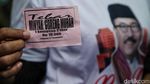 Potret Warga Berebut Minyak Murah di Kampanye Rano Karno