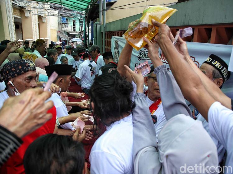 Potret Warga Berebut Minyak Murah di Kampanye Rano Karno