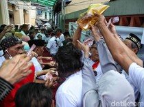 Potret Warga Berebut Minyak Murah di Kampanye Rano Karno