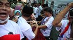 Potret Warga Berebut Minyak Murah di Kampanye Rano Karno