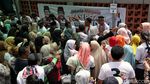 Potret Warga Berebut Minyak Murah di Kampanye Rano Karno
