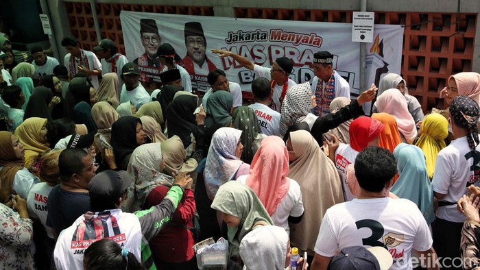 Momen Warga Berebut Minyak Murah di Kampanye Rano Karno Dalam kampanye di Bukit Duri, tim Pramono Anung-Rano Karno menjual minyak goreng murah. Minyak goreng kemasan 2 liter itu ditebus dengan harga Rp 10.000.