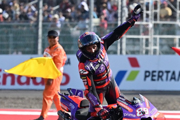 First-placed Prima Pramac Racings Spanish rider Jorge Martin celebrates after winning the MotoGP race of the Indonesian Grand Prix at the Mandalika International Circuit in Mandalika, West Nusa Tenggara on September 29, 2024. (Photo by BAY ISMOYO / AFP)