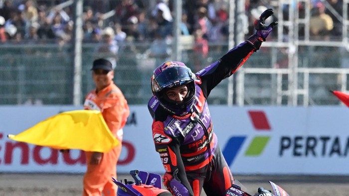 First-placed Prima Pramac Racings Spanish rider Jorge Martin celebrates after winning the MotoGP race of the Indonesian Grand Prix at the Mandalika International Circuit in Mandalika, West Nusa Tenggara on September 29, 2024. (Photo by BAY ISMOYO / AFP)