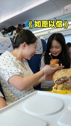Mukbang di kereta dan ajak penumpang makan bareng