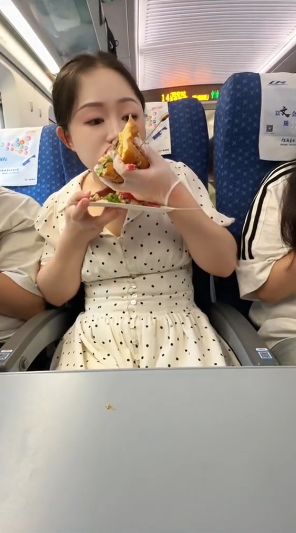 Mukbang di kereta dan ajak penumpang makan bareng