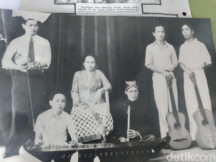 Ni Mursih saat tampil bersama pengiringnya.