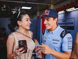 Nikita Mirzani Asyik-asyikan di Mandalika Bareng Marc Marquez