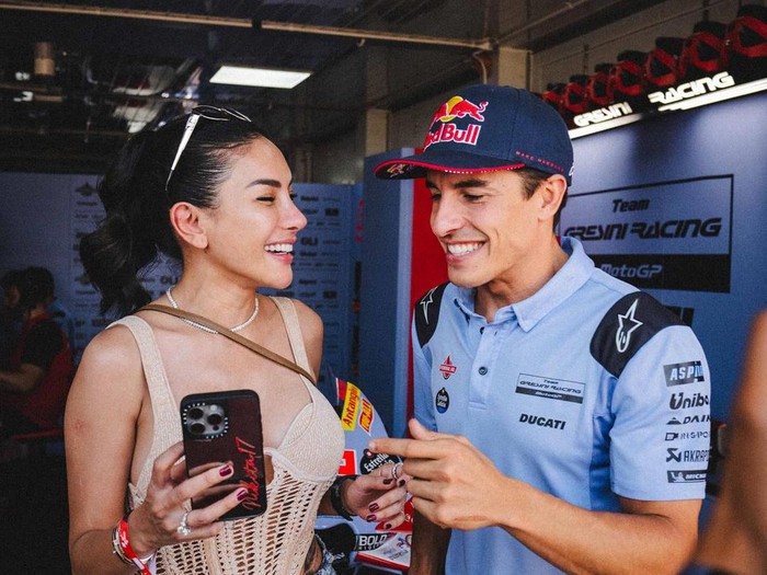 Nikita Mirzani dengan Marc Márquez di mandalika.