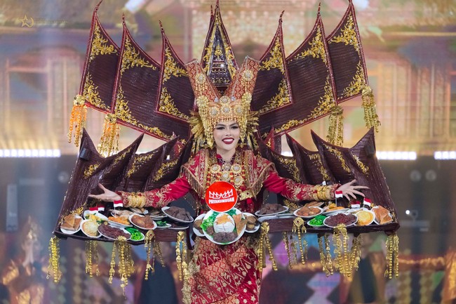 Selain memperkenalkan Nova Liana, Ivan Gunawan dan Yayasan Dunia Mega Bintang juga memperlihatkan kostum nasional yang akan dipakai Miss Grand Indonesia 2024 di final Miss Grand International 2024. Ivan bekerjasama dengan rumah makan padang milik Arief Muhammad, Payakumbuah Masakan Padang, untuk menghadirkan kostum nasional unik bertema masakan padang. Foto: Dok. Yayasan Dunia Mega Bintang