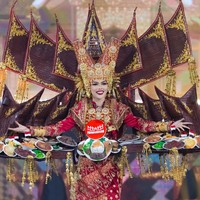 Selain memperkenalkan Nova Liana, Ivan Gunawan dan Yayasan Dunia Mega Bintang juga memperlihatkan kostum nasional yang akan dipakai Miss Grand Indonesia 2024 di final Miss Grand International 2024. Ivan bekerjasama dengan rumah makan padang milik Arief Muhammad, Payakumbuah Masakan Padang, untuk menghadirkan kostum nasional unik bertema masakan padang. Foto: Dok. Yayasan Dunia Mega Bintang