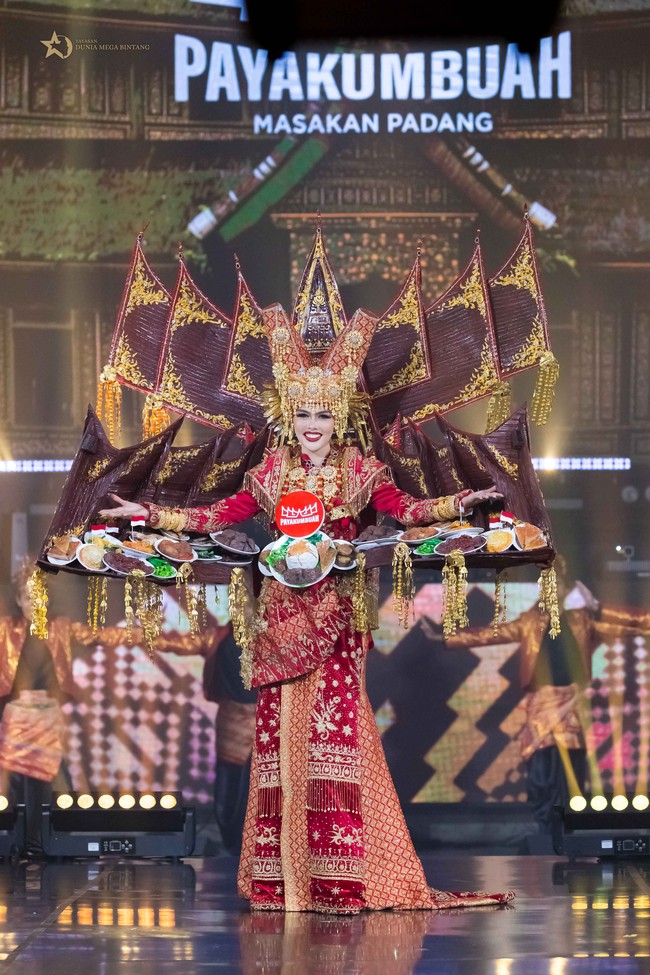 Selain kostum nasional, Ivan Gunawan dan Tim Yayasan Dunia Mega Bintang telah menyiapkan busana sebanyak kurang lebih 60 looks, yang terdiri dari outfit untuk kegiatan daily dan gaun pamungkas karya desainer Vietnam, Brian Vo untuk Miss Grand Indonesia 2024, Nova Liana. Foto: Dok. Yayasan Dunia Mega Bintang