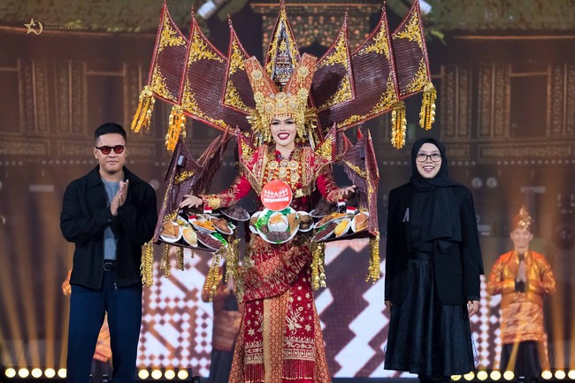 Desainer kostum, Annisa Banyuwangi menceritakan tantangan dalam membuat kostum nasional masakan padang. “Kesulitanya ada pada faktor buka tutupnya yang agak susah, karena didalamnya terdapat banyak piring dengan aneka lauk khas masakan Padang. Pembuatan kostum dua minggu dan satu minggu untuk trial and error buka tutup. Jadi total proses pembuatan tiga minggu,” jelas Annisa. Foto: Dok. Yayasan Dunia Mega Bintang