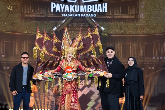 “Saya ingin menunjukkan cita rasa khas Indonesia di setiap pergelaran dunia. Kita pernah membuat National Costume bertema sate khas Madura untuk Aurra Kharishma, Reog Ponorogo untuk Andina Julie, lalu Dewi Matahari untuk Ritassya dan kini saya ingin National Costume yang akan dipakai Nova bertema cita rasa masakan Sumatera Barat. Karena saat ini kuliner Sumatera Barat sudah mendunia, bahkan rendangnya aja sudah jadi salah satu makanan terenak di dunia”, kata Ivan Gunawan.  Foto: Dok. Yayasan Dunia Mega Bintang