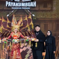 “Saya ingin menunjukkan cita rasa khas Indonesia di setiap pergelaran dunia. Kita pernah membuat National Costume bertema sate khas Madura untuk Aurra Kharishma, Reog Ponorogo untuk Andina Julie, lalu Dewi Matahari untuk Ritassya dan kini saya ingin National Costume yang akan dipakai Nova bertema cita rasa masakan Sumatera Barat. Karena saat ini kuliner Sumatera Barat sudah mendunia, bahkan rendangnya aja sudah jadi salah satu makanan terenak di dunia”, kata Ivan Gunawan.  Foto: Dok. Yayasan Dunia Mega Bintang