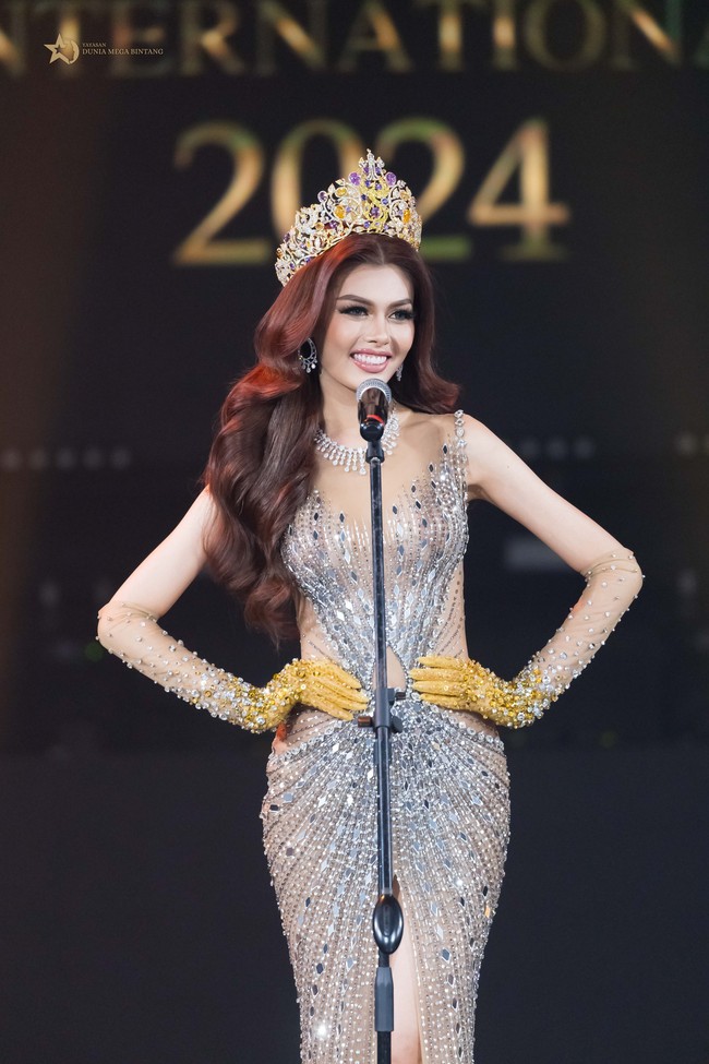 Miss Mega Bintang Indonesia merupakan kompetisi kecantikan yang digelar oleh Yayasan Dunia Mega Bintang yang didirikan Ivan Gunawan. Pemenang ajang ini akan dikirim untuk mengikuti Miss Grand International 2024. Ivan mengungkapkan alasannya memilih Nova Liana sebagai pemenang Miss Mega Bintang Indonesia 2024. Foto: Dok. Yayasan Dunia Mega Bintang