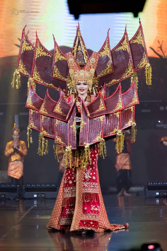 Kostum nasional masakan padang yang dipakai Miss Grand Indonesia 2024 Nova Liana ini merupakan hasil karya Annisa Banyuwangi. Proses pembuatan kostum nasional tema masakan padang ini memerlukan waktu tiga minggu.  Foto: Dok. Yayasan Dunia Mega Bintang