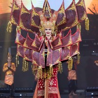 Kostum nasional masakan padang yang dipakai Miss Grand Indonesia 2024 Nova Liana ini merupakan hasil karya Annisa Banyuwangi. Proses pembuatan kostum nasional tema masakan padang ini memerlukan waktu tiga minggu.  Foto: Dok. Yayasan Dunia Mega Bintang