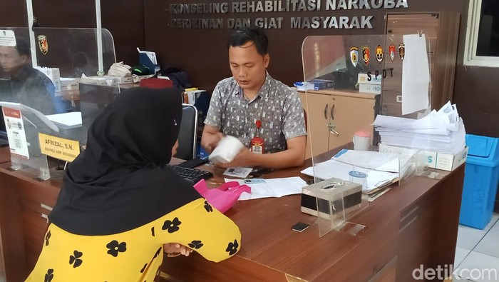 Novi Aryani (46) melaporkan rumahnya dibobol maling kepolisi