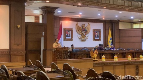 Pj Gubernur Bali SM Mahendra Jaya menyampaikan RAPBD 2025 di gedung DPRD Bali, Senin (30/9/2024).