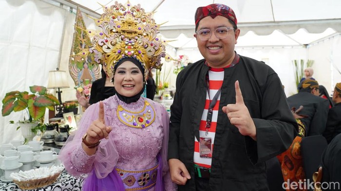 Pasangan Luman, Luluk Hamidah-Lukmanul Khakim saat deklarasi pilkada damai di Tugu Pahlawan Surabaya.