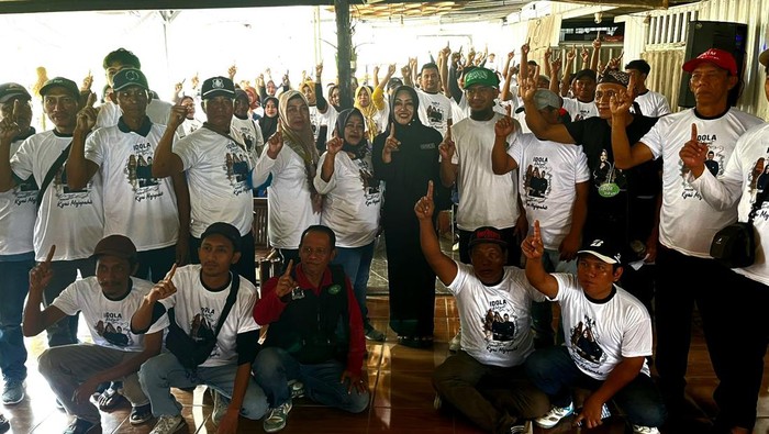 Paslon Ikfina-Gus Dulloh saat bercengkerama dengan milenial di Desa Mojodadi, Mojokerto.