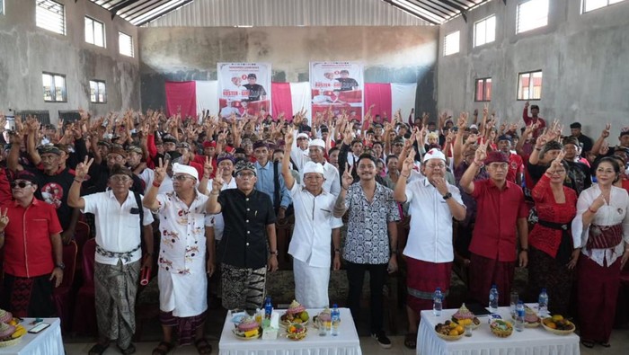 Paslon Pilgub Bali nomor urut 2 Wayan Koster dan I Nyoman Giri Prasta (Koster-Giri) berkampanye di Desa Busungbiu, Buleleng, ditemani penyanyi I Komang Bagus Wirata Sandi, Minggu (29/9/2024). (Dok. Tim Pemenangan Koster-Giri)