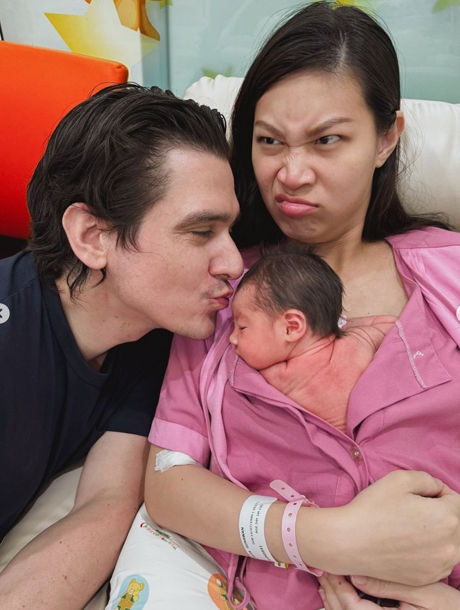 Selama persalinan, suami bule Patricia, Daniel Bertoli, terlihat setia mendampingi sang istri hingga anak pertama mereka terlahir. Foto: Instagram/@patriciagouw