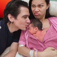 Selama persalinan, suami bule Patricia, Daniel Bertoli, terlihat setia mendampingi sang istri hingga anak pertama mereka terlahir. Foto: Instagram/@patriciagouw