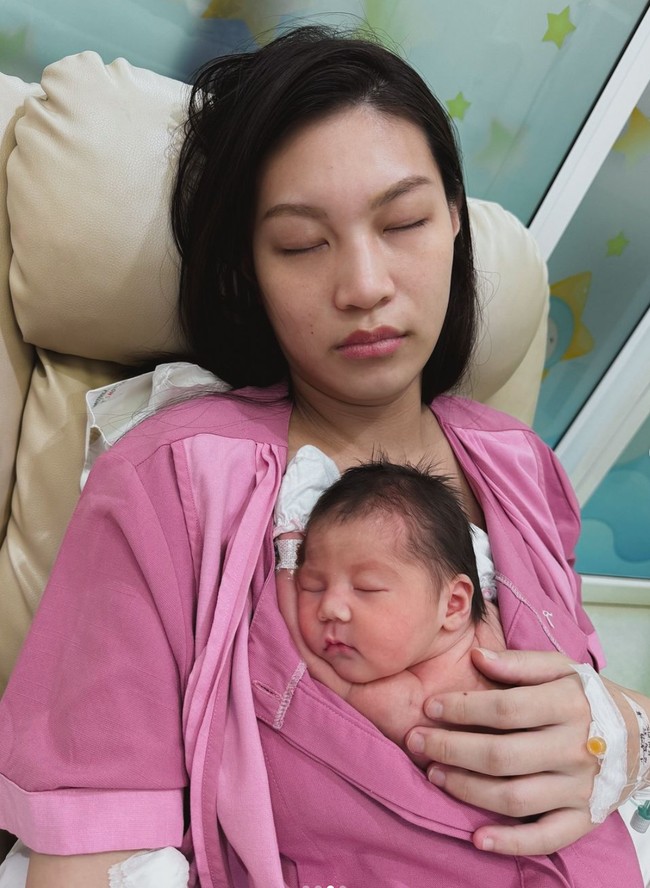 Dari keterangan di unggahannya juga diketahui jika Patricia melahirkan anak pertamanya yang berjenis kelamin perempuan itu di sebuah rumah sakit di Bangkok, Thailand. Foto: Instagram/@patriciagouw