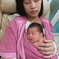 Dari keterangan di unggahannya juga diketahui jika Patricia melahirkan anak pertamanya yang berjenis kelamin perempuan itu di sebuah rumah sakit di Bangkok, Thailand. Foto: Instagram/@patriciagouw