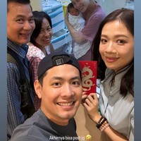 Beberapa kerabat dekatnya tampak berkunjung untuk bertemu dengan Patricia dan bayinya. Bayi perempuan mungil tersebut diberi nama Zoe Harper Bertoli. Foto: Instagram/@patriciagouw