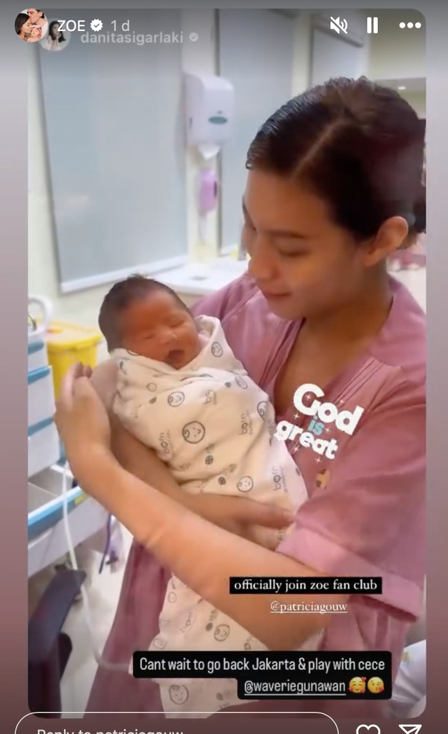 Potret Patricia yang sudah langsung bisa menggendong bayinya sendiri usai melahirkan. Paras imut sang bayi pun tak kalah mencuri atensi. Banyak yang menyebut jika baby Zoe mirip ayahnya. Foto: Instagram/@patriciagouw