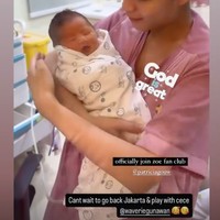 Potret Patricia yang sudah langsung bisa menggendong bayinya sendiri usai melahirkan. Paras imut sang bayi pun tak kalah mencuri atensi. Banyak yang menyebut jika baby Zoe mirip ayahnya. Foto: Instagram/@patriciagouw