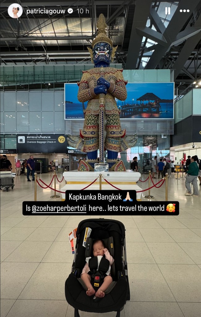 Baby Zoe yang masih berusia 1 bulan juga sudah diajak travelling bersama orang tuanya. Terlihat baby Zoe yang masih tertidur pulas meski tengah dibawa jalan-jalan. Foto: Instagram/@patriciagouw