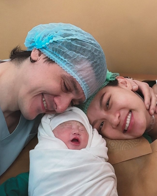 Model sekaligus presenter Patricia Gouw baru saja membagikan potret persalinan anak pertamanya ke akun Instagram. Dalam keterangan unggahannya itu Patricia menuliskan jika anaknya tersebut sudah terlahir sekitar 1 bulan yang lalu. Foto: Instagram/@patriciagouw